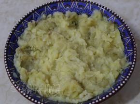 之后用勺子把土豆压成泥。如果你喜欢吃细腻一点的口感，可以过下筛。