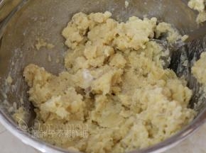 .加入黑胡椒等调味，一样拌匀。