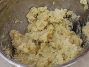 牛奶和黄油煮到微微沸腾之后加入到土豆泥中，拌匀。