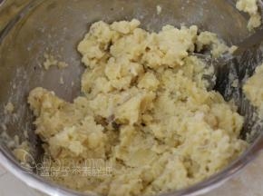 牛奶和黄油煮到微微沸腾之后加入到土豆泥中，拌匀。