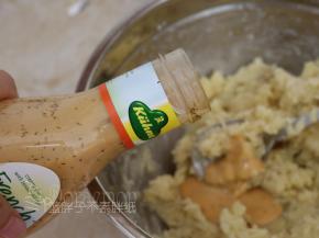 接着加入沙拉酱，搅拌均匀，这时候你可以尝一下味道再做调整。