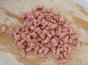 脆皮肠切成小丁。我用的是即食的，如果你的是生的脆皮肠，记得先用平底锅加热。