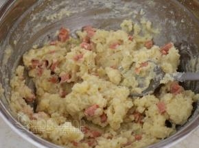 将脆皮肠加入到土豆泥中，一样拌匀。