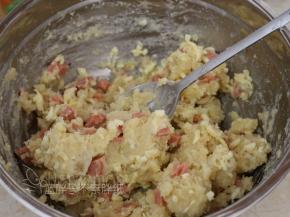 最后加入一半的马苏里拉芝士，搅拌均匀，土豆泥就做好了。