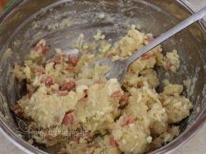 最后加入一半的马苏里拉芝士，搅拌均匀，土豆泥就做好了。