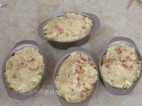 将土豆泥均分到4个模具中，表面稍微抹平。