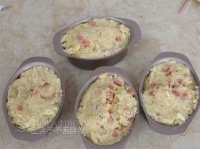 将土豆泥均分到4个模具中，表面稍微抹平。