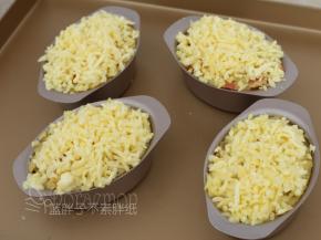 接着尽情地撒上马苏里拉芝士，铺得满满的。