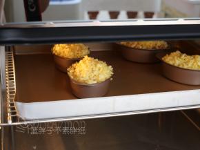 .送入预热好的烤箱，上下火200℃，烘烤12分钟左右，只要看到芝士融化，表面变得焦黄就可以出炉。