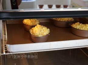 .送入预热好的烤箱，上下火200℃，烘烤12分钟左右，只要看到芝士融化，表面变得焦黄就可以出炉。