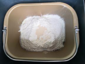 把所有材料黄油除外放入面包桶内 按照先液体后粉类最后是酵母的顺序，启动和面程序