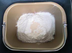 把所有材料黄油除外放入面包桶内 按照先液体后粉类最后是酵母的顺序，启动和面程序
