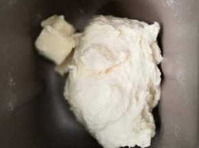 揉出厚的膜时加入提前软化好的黄油
