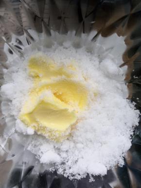 这个时候做椰蓉馅，软化好的黄油加入糖搅拌至糖溶化