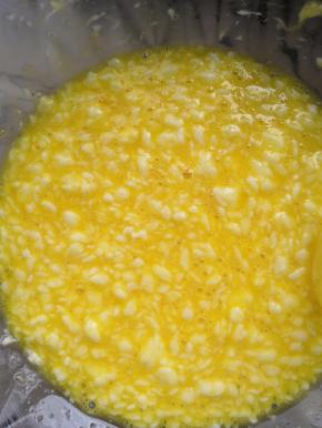 分三次加入鸡蛋液 每次都搅拌均匀，最后加入牛奶搅拌均匀