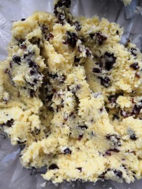 放入椰蓉馅里搅拌均匀放冰箱冷藏备用