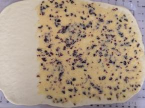 在面皮的三分之二处把椰蓉馅摊匀