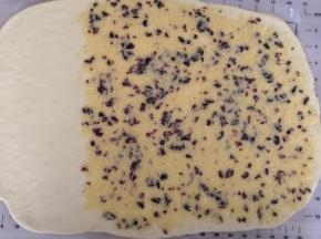 在面皮的三分之二处把椰蓉馅摊匀