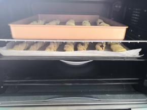 所有的面条都做好后放入烤盘放入烤箱进行二次发酵 烤箱里放一碗热水