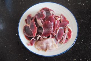 鸭胗先切薄片，顺着纹理切味道更好，切好后加入料酒腌制10分钟去腥。