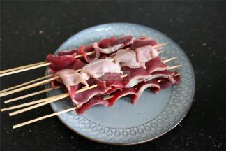 用竹签儿串成串，大约4-5片为宜。