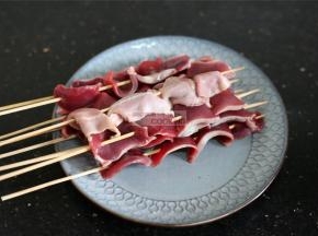 用竹签儿串成串，大约4-5片为宜。