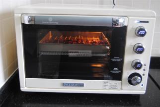 烤箱不需要预热，放入中层，上下管200度烤制5分钟，我用的是柏翠PE5040烤箱，其他品牌请参考。