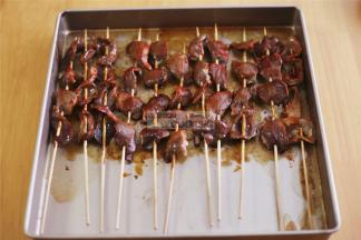 5分钟后取出两面都刷上色拉油，烧烤汁和蜂蜜，再放入烤箱烤制5分钟，此步骤重复2次。