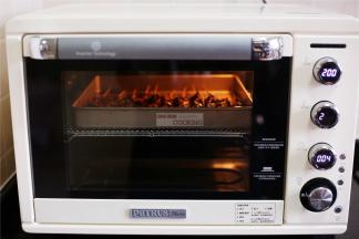 最后刷上辣椒粉，孜然粉，撒上芝麻，放入烤箱烤3分钟即可出炉。