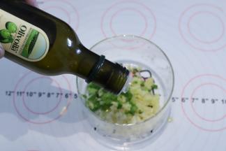 加入橄榄油拌匀