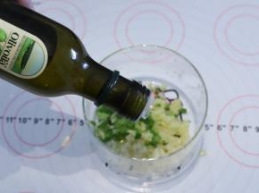加入橄榄油拌匀