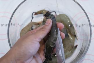 虾背用剪刀剪开，不要剪断，留虾尾处，去掉虾线，