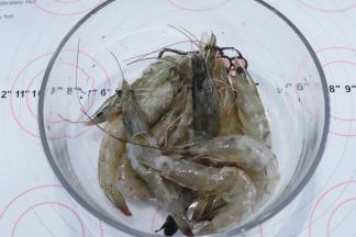 将处理好的虾放入碗中，加入盐和料酒，拌匀，腌制10分钟