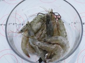将处理好的虾放入碗中，加入盐和料酒，拌匀，腌制10分钟
