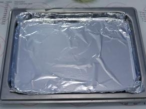 烤盘铺上锡纸