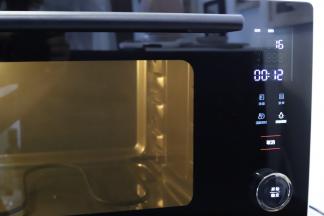 启动烤箱，点击菜单键，选择16烤虾，系统自动设置温度和时间，按开始