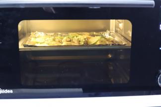 预热提示音响后，将烤盘放入烤箱内，