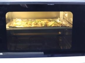 预热提示音响后，将烤盘放入烤箱内，