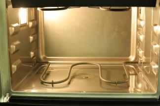 下面的没有清洗前的烤箱，烤肉类或者海鲜最麻烦的就是残留在烤箱里的油脂和气味。