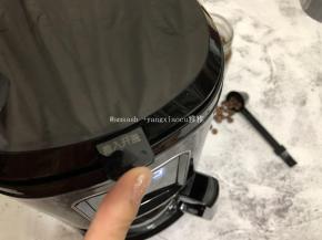 全自动美式咖啡机插上电源，按钮往里一按就可打开顶盖