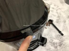 全自动美式咖啡机插上电源，按钮往里一按就可打开顶盖