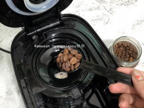 安装好咖啡篮，加入3勺的咖啡豆，然后把玻璃杯放到保温板上，一定要确保玻璃杯的中心对准止漏阀