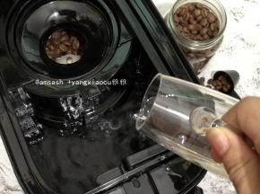 往水箱里倒入2杯的纯净水