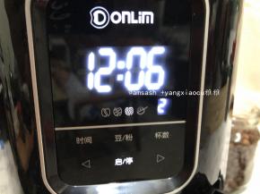 操作好以上的步骤即可合紧顶盖，在控制面板上设置2杯咖啡的量和磨豆的使用我选择是浓密的功能，轻按启动键，机器开始运作了