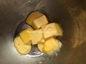 把称好黄油切块室温软化，软化至黄油用手机轻轻一按可以按出一个坑来即可