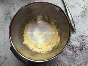 用打蛋器将黄油打至顺滑，分三次加入糖粉第三次加糖，把盐也一起加入，这时可以先预热烤箱，上下火150度10分钟