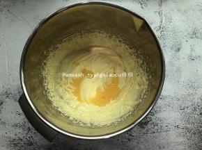 将黄油打至颜色发白，体积增大，轻盈如羽毛状，然后再加入打散的鸡蛋，蛋液分两次加入