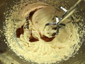 倒入咖啡液，每次打至吸收后再加入下一次进行打发，避免油水分离