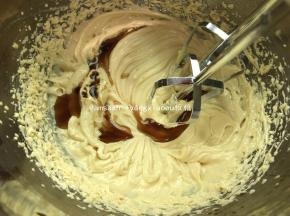 倒入咖啡液，每次打至吸收后再加入下一次进行打发，避免油水分离