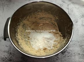 最后分两次把过筛好的低筋面粉加入混合后用刮刀以划“の”的翻拌手法再把剩下的面粉都倒入，混合至看不见干粉，混合均勻成光滑细腻无粉粒的面糊